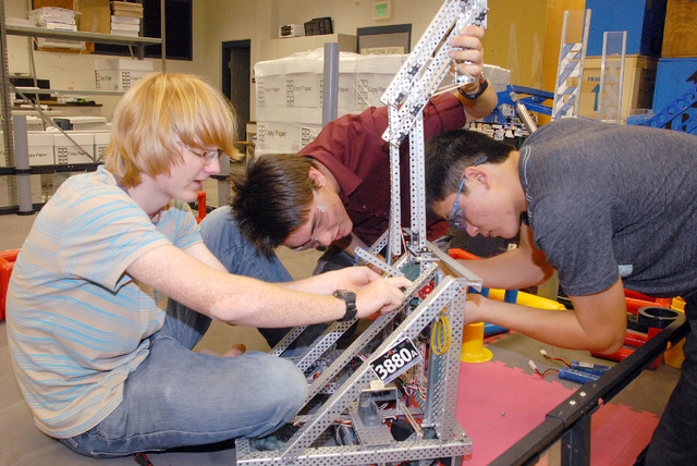 1683582_web1_Kealakehe-Robotics_0085201535133236943.jpg