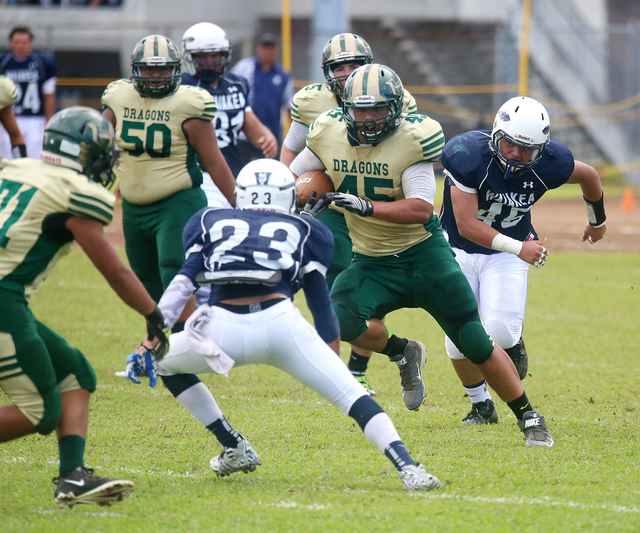 1989615_web1_Waiakea_vs_Honokaa_Football_5.jpg