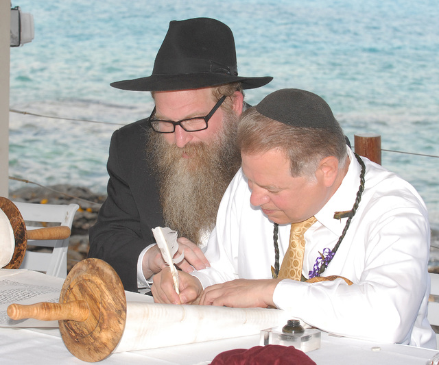 2049877_web1_Torah_0124.jpg