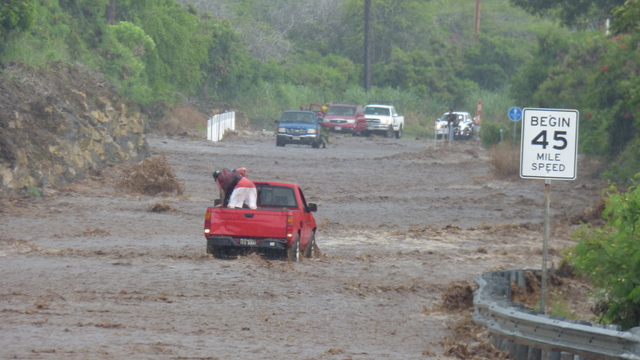 2175593_web1_Kuakini-flood-09-04-15.jpg