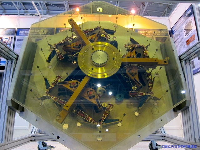 2423601_web1_-Photo-2--Prototype-of-finished-telescope-mirror2015112141635896.jpg