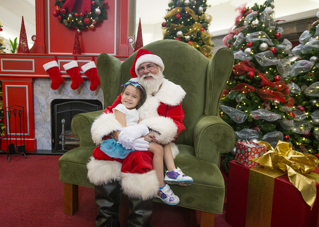 2563048_web1_Santa_at_the_Mall_1.jpg