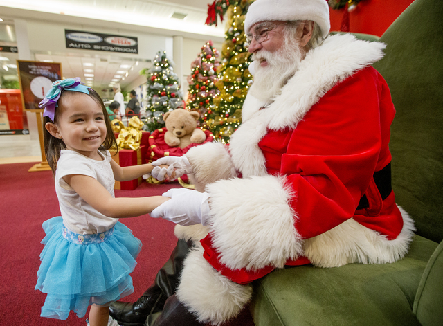 2563048_web1_Santa_at_the_Mall_3.jpg