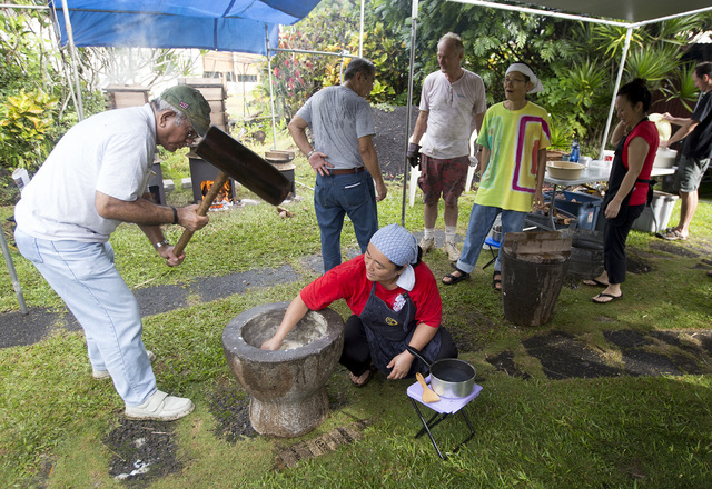 2695133_web1_Wailea_Village_Mochi_Pounding_1.jpg