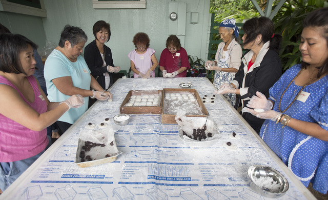 2695133_web1_Wailea_Village_Mochi_Pounding_3.jpg