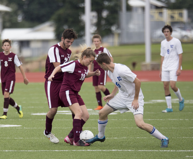 2791718_web1_Parker_vs_Waimea_Soccer_1.jpg