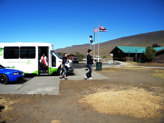 2933748_web1_mauna-kea-tour-bus.jpg