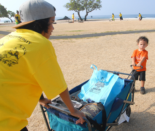 3083777_web1_Beach-Clean-up_0021.jpg