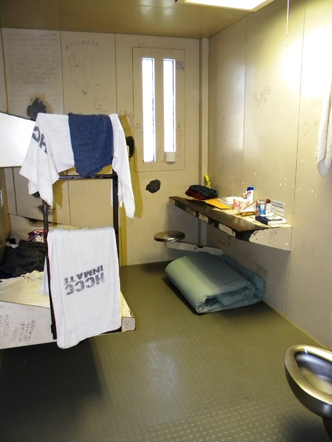 3159181_web1_hawaii-community-correctional-center-cell.jpg