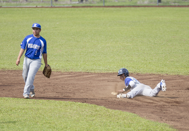 3184507_web1_Hilo_vs_Kealakehe_Baseball_3.jpg