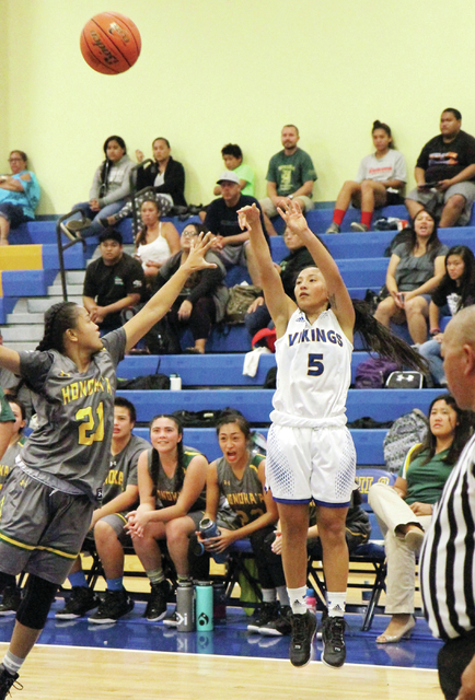 3990824_web1_honokaa-vs-hilo-girls-b-ball01.jpg