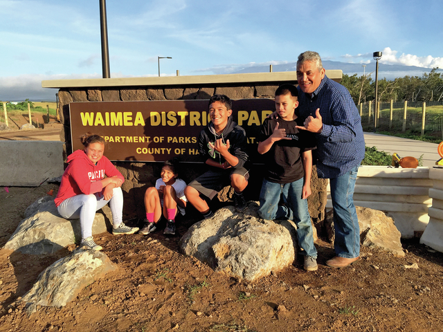 4296785_web1_Mayor-Kenoi-with-children-at-park-s-entrance2016107144258197.jpg