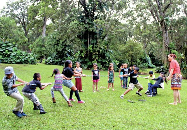 4370044_web1_Children-practice-tug-of-war-in-preparation-for-the-annual-compeition20161021151812992.jpg