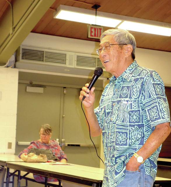 4729139_web1_Mayor-Kim-greets-residents-with-a-grin-at-WCA-meeting201716175917227.jpg