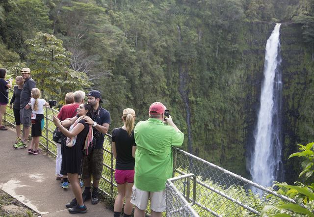 4961557_web1_Tourism_at_Akaka_Falls_4.jpg