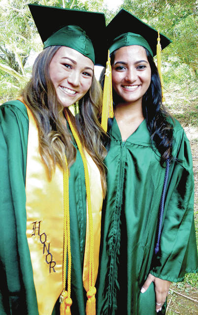 5385729_web1_Honokaa-High-School-senior-and-valedictorian-Amy-Seo-and-class-secretary-Tyranna-Aranaydo-prepare-for-the-graduation-ceremony-yesterday-morning.jpg