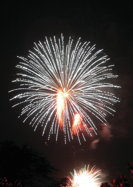 5513926_web1_Fireworks_0100.jpg