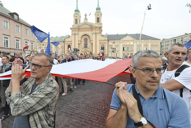 5677140_web1_Poland-Judiciary_Cart.jpg