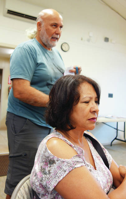 5713635_web1_Kelly-Anderson-listens-as-her-neighbor-shares-an-attack-his-dog-suffered-from-a-loose-black-pitbul-in-April-during-a-rountine-Waikoloa-Village-walknot-far-from-his-house201772915613132.jpg