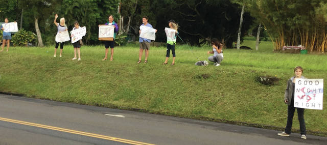 5824207_web1_Community-group-stands-on-Akoni-Pule-Highway-in-downtown-Hawi-waiving-signs201782218271152.jpg