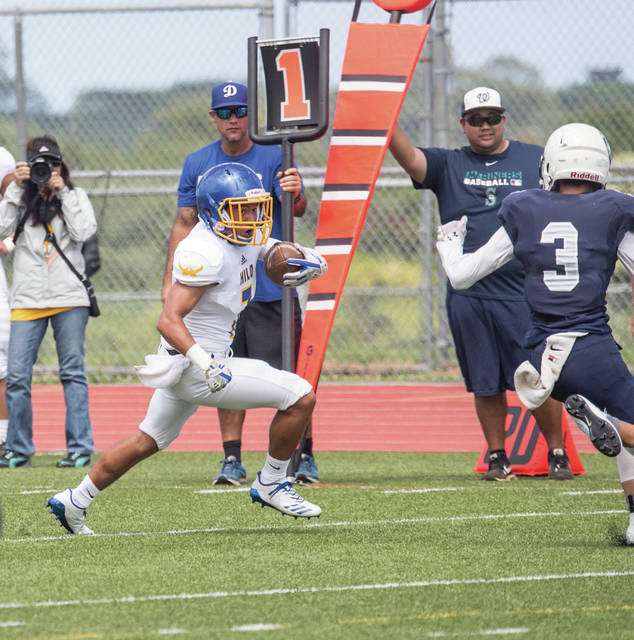 5939344_web1_Waiakea_vs_Hilo_Football_7.jpg