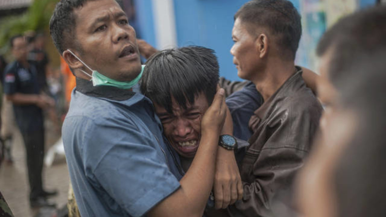 Tsunami Hits Without Warning In Indonesia Killing Over 280 West