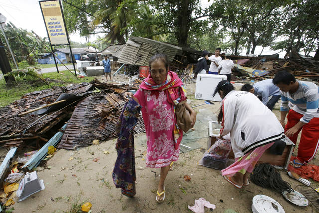 Tsunami Hits Without Warning In Indonesia Killing Over 280 West