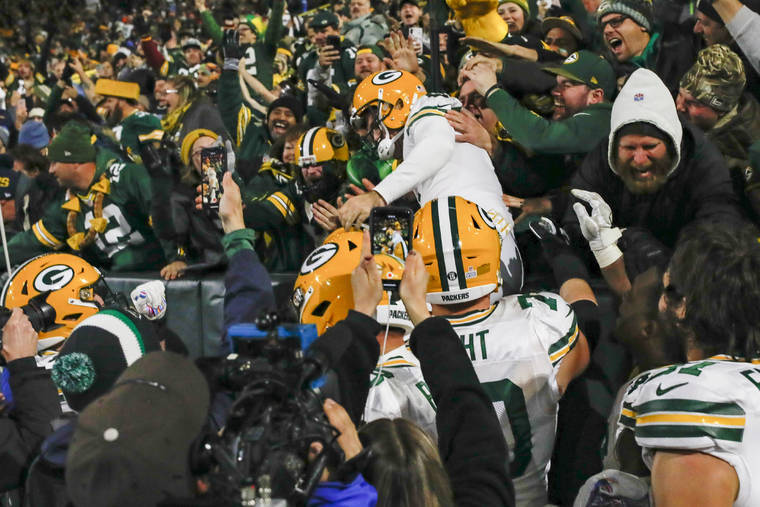 Green Bay Packers kicker MASON CROSBY kicks a 51 yard field goal