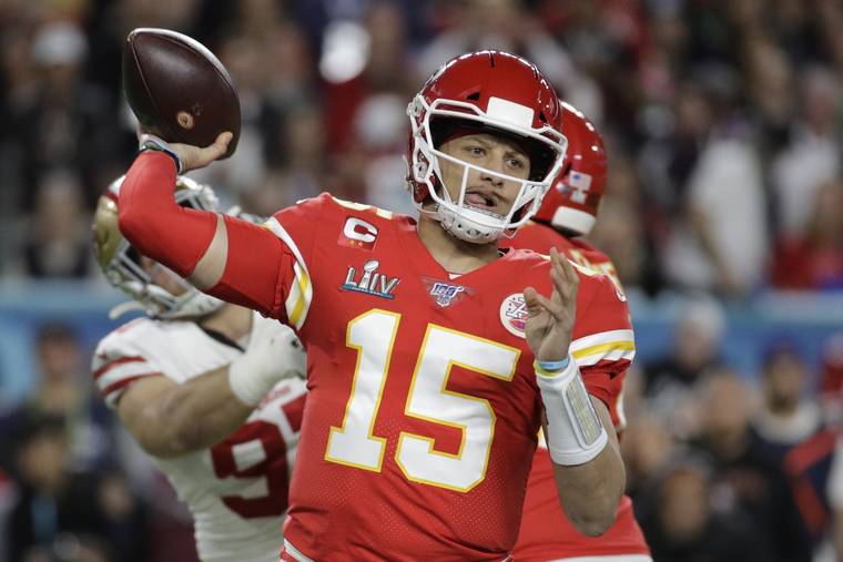 Mahomes eclipses 300 yards for sixth straight game as Chiefs win 26-10