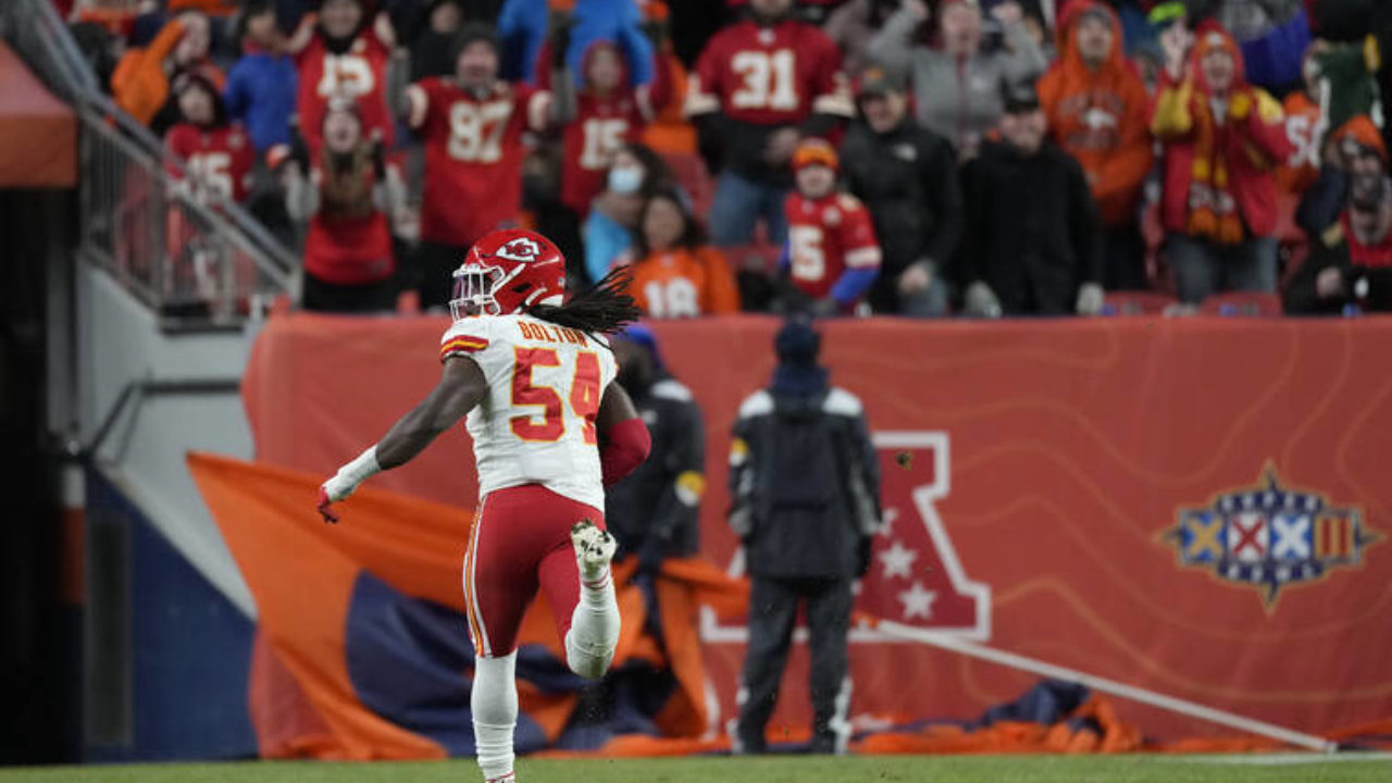 KANSAS CITY, MO - DECEMBER 26: Kansas City Chiefs defensive end Melvin  Ingram (24) before an NFL