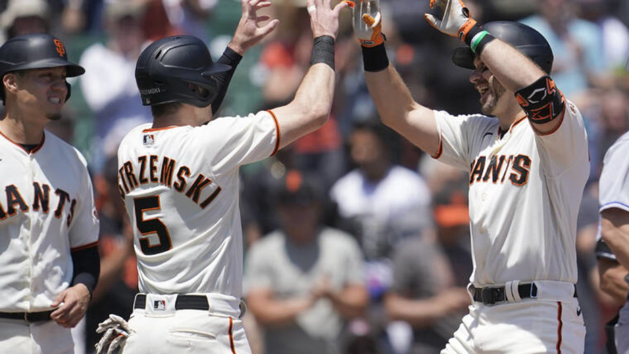 San Francisco Giants outfielder Mike Yastrzemski (5) breaks his