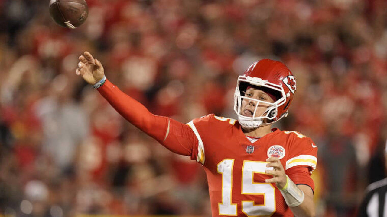 NFL: Chiefs hold on for wild victory over rival Raiders - Los