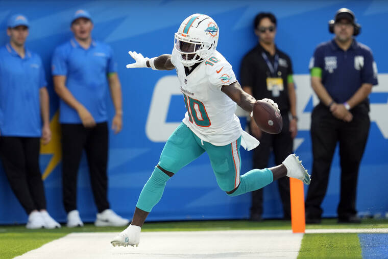 Tyreek Hill's heroics not enough to save Dolphins in LA