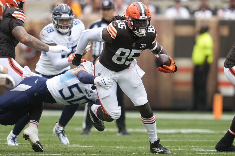 Browns tight end Njoku burned on face, arm in home accident while lighting  fire pit - West Hawaii Today